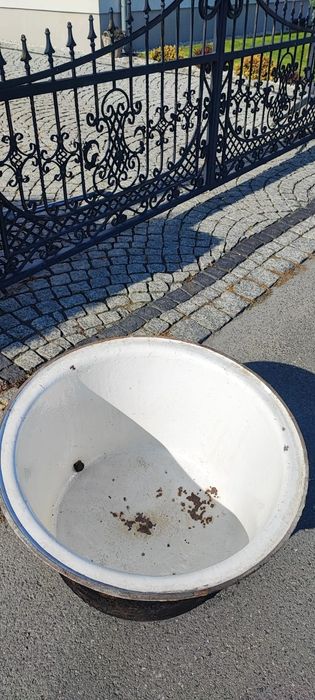 Stary powojenny , zeliwny kocioł z pokrywa