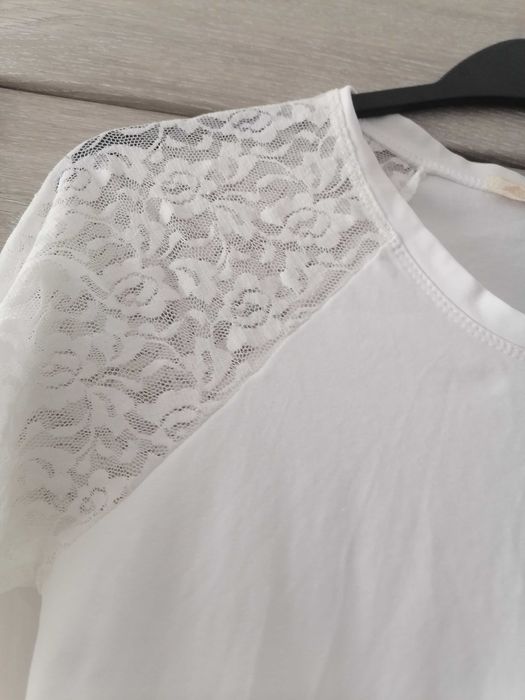 Biała bluzeczka z koronkowymi rękawami