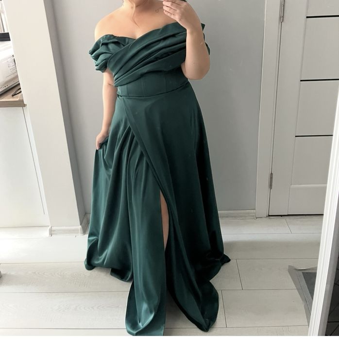 Розкішна вечірня сукня з атласу — корсетна, зелена, як із казки