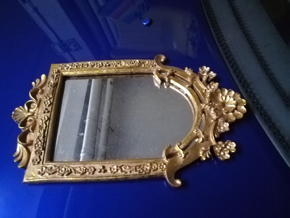 Belíssima espelho dourado