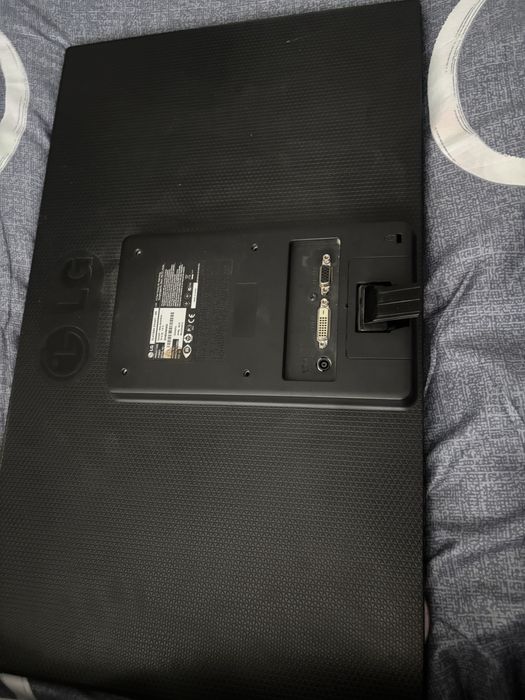 LG Flatron E2442T-BN.