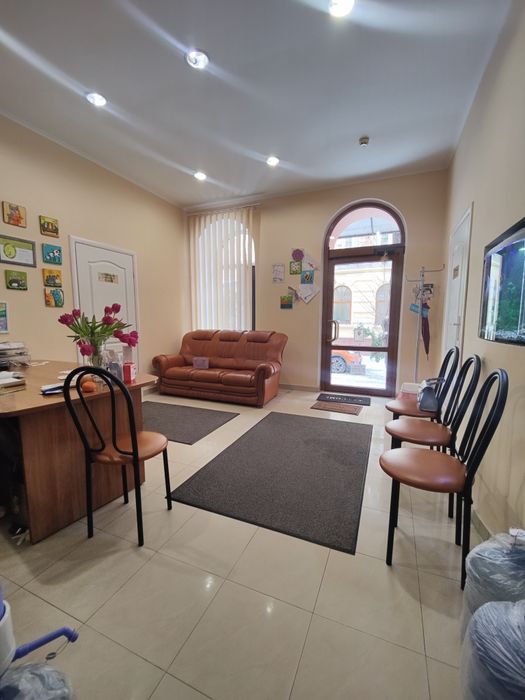 Продаж Комерція вул.Куліша Центр Фасад 3 вікна+ Двері,ц.160000 у.о