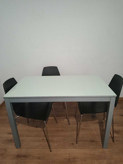 Mesa de jantar com 4 cadeiras 70€