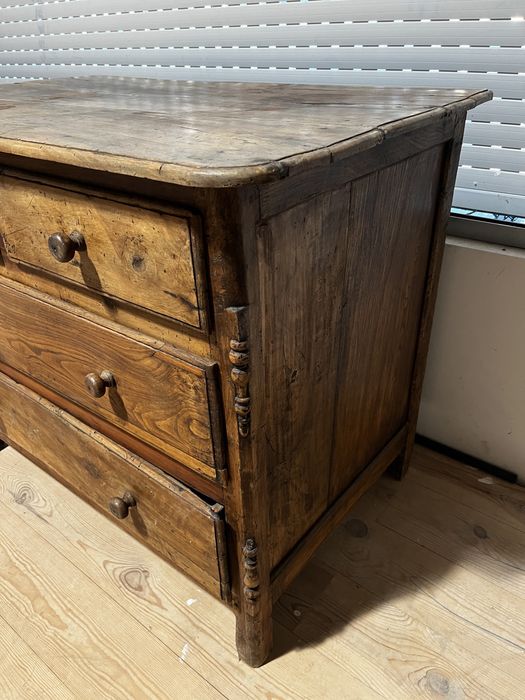 Comoda centenaria em madeira de castanho