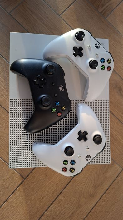 Xbox One S plus 3 pady