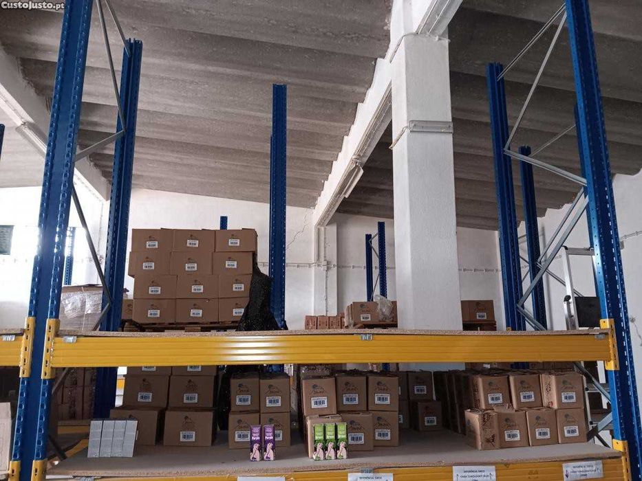 Estantes de armazém