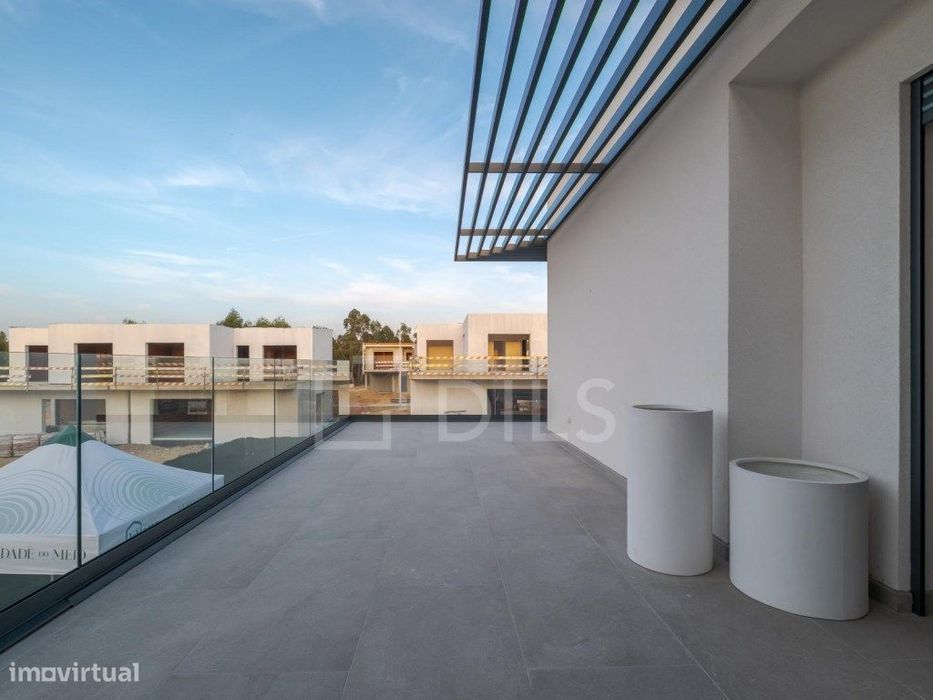 Moradia T3 duplex com garagem e piscina na Herdade do Meio, Amora