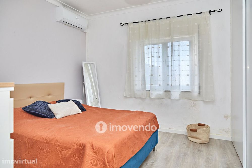 Andar de Moradia T2, com pátio generoso e garagem, em Évora
