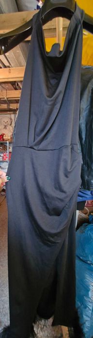 Sukienka czarna gole plecy