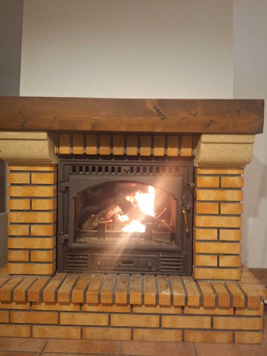 Lareira com recuperador de calor a lenha ventilado