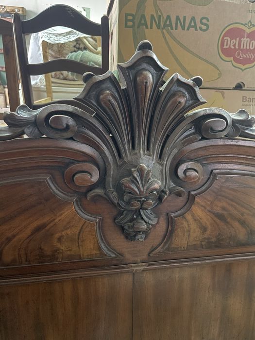 Cabeceira em raiz de Nogueira