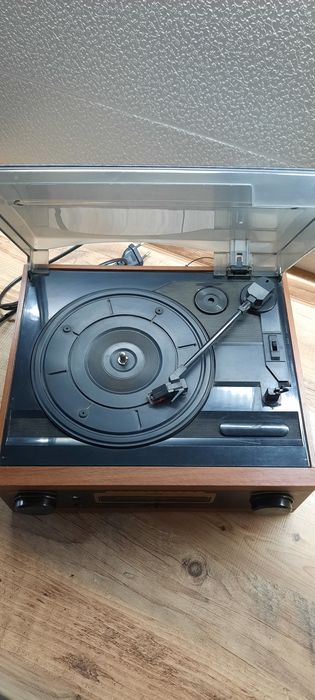 Проигрыватель виниловых пластинок.