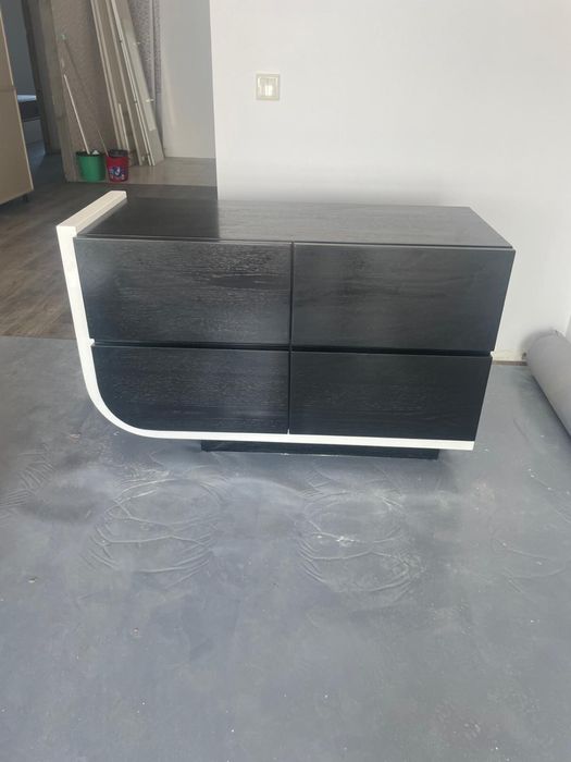 Comoda preta e branca