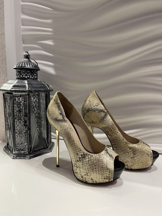 Туфли кожаные с металлическим каблуком,