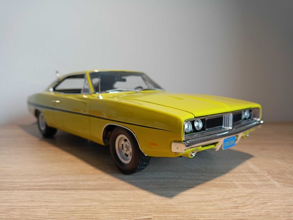 Dodge Charger R/T 1969 model w skali 1:18 Autoworld/otwierane elementy
