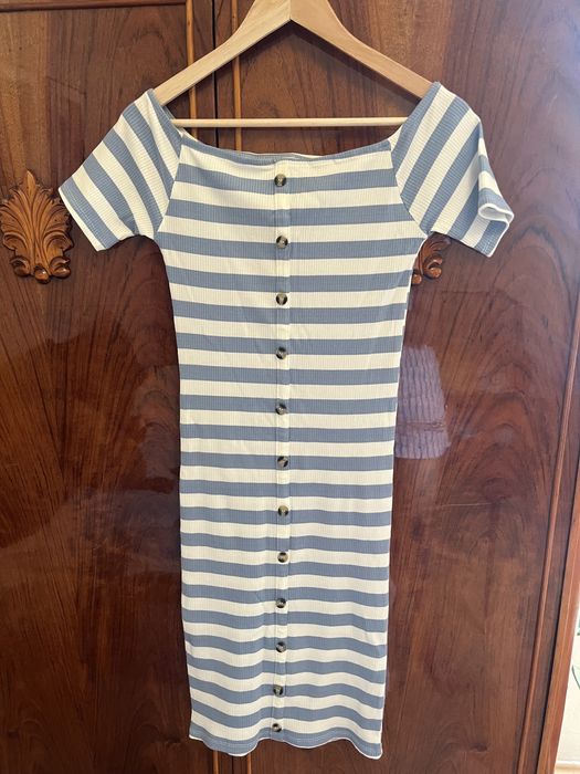 Dopasowana sukienka w paski