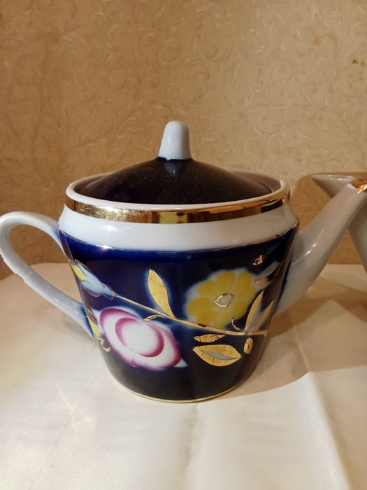 Чайник, сахарница,молочник, чашки, супница