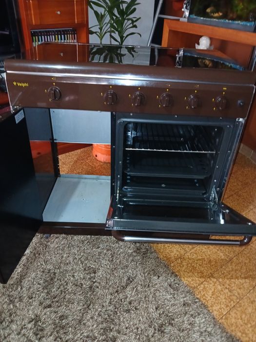Vendo fogão porta botija, com 5 bocas e forno a gás.  Como novo.