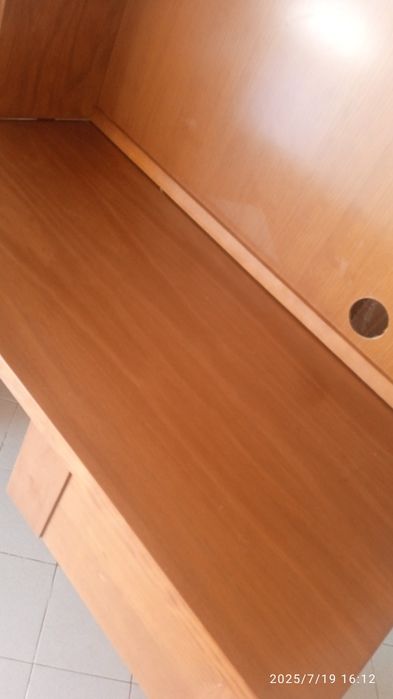 Secretária e estante