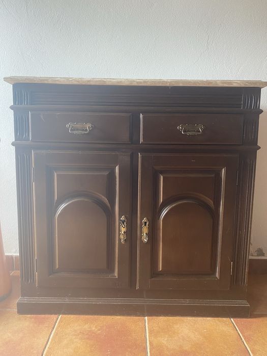 Aparador Clássico em Madeira com Tampo em Mármore