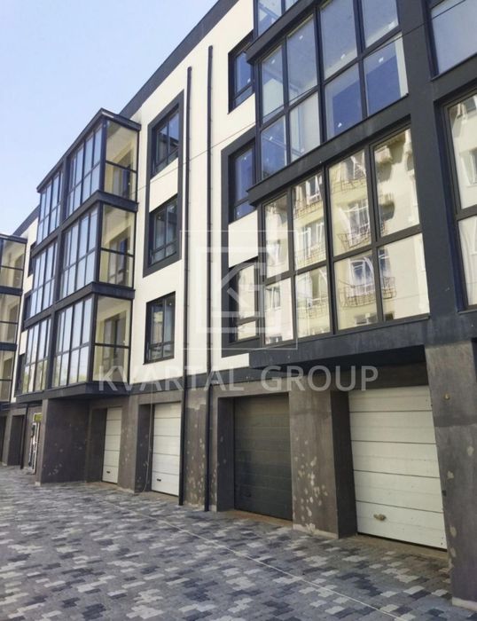 Квартира з балконом біля озера