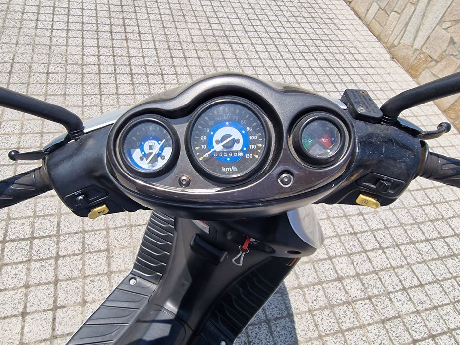 Moto suzuki cinza