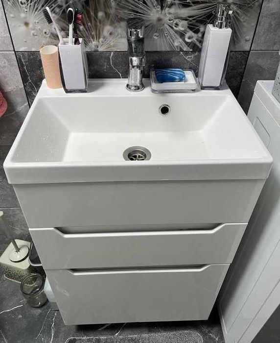 Прямоугольный умывальник в комплекте с тумбой. Новый комплект в ванну.