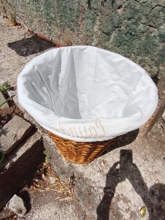 Cesto de vime , roupa suja