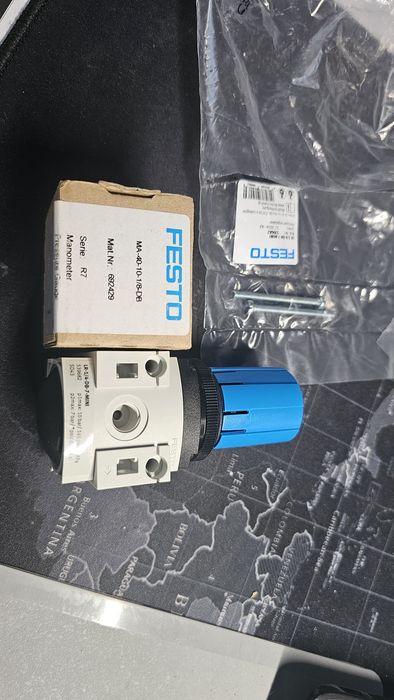 Regulator ciśnienia Festo z manometrem