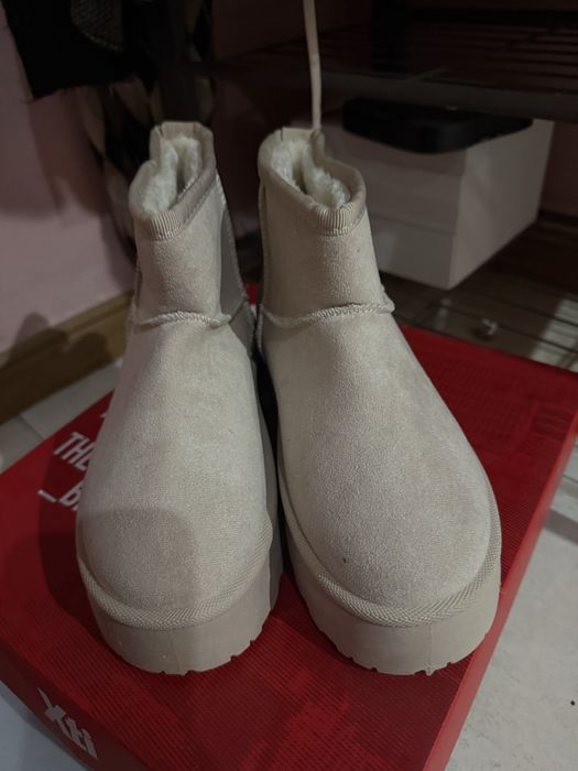 Botas de pelo novas na cor creme