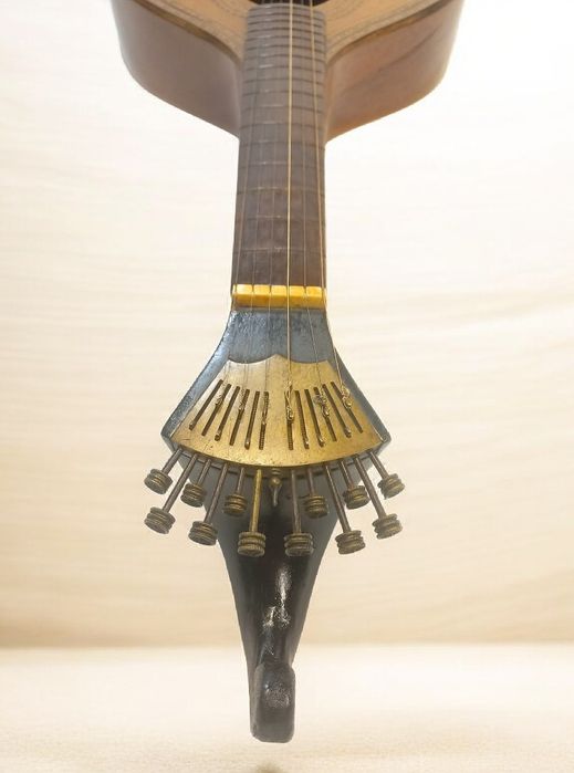 Guitarra portuguesa muito antiga.