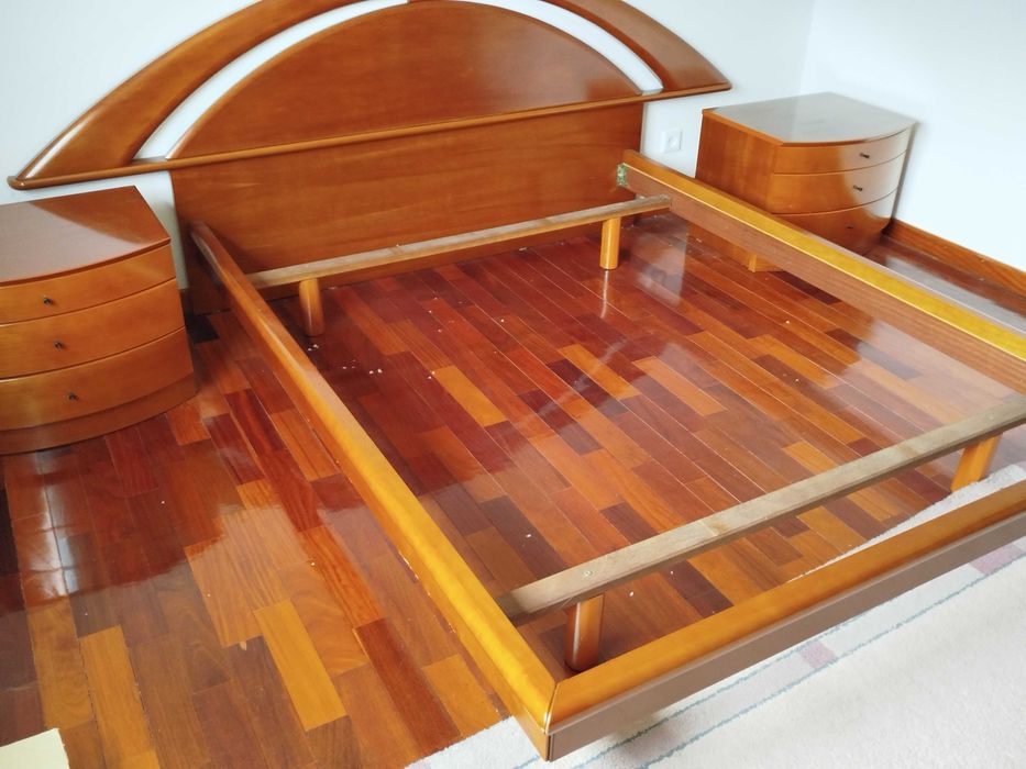 Cama de Casal em Madeira + 2 Mesinhas Cabeceira + Estrado + Colchão + Oferta Edredão inverno