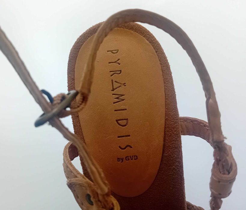 Sapatos de pele, nº 37, usados uma vez, rigorosamente impecáveis