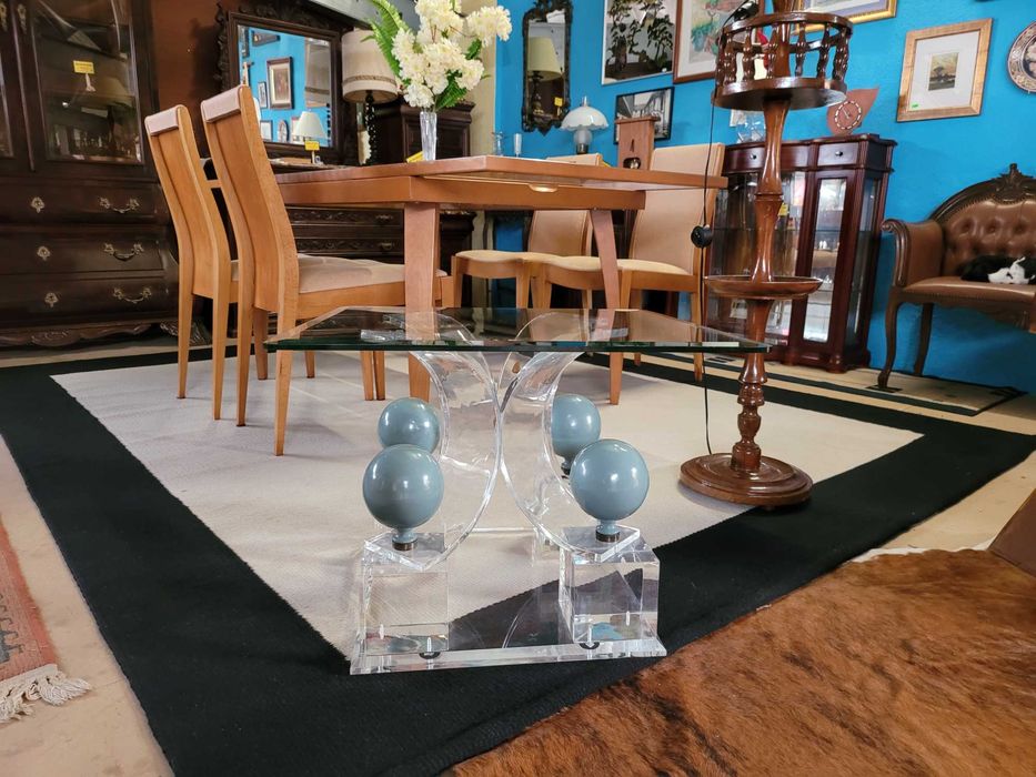 Mesa de centro em acrílico e tampo em vidro - óptimo estado