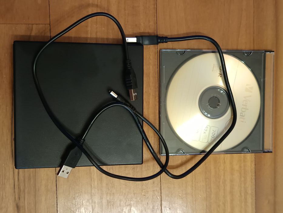 Zewnętrzny napęd CD/DVD z kompletem kabli