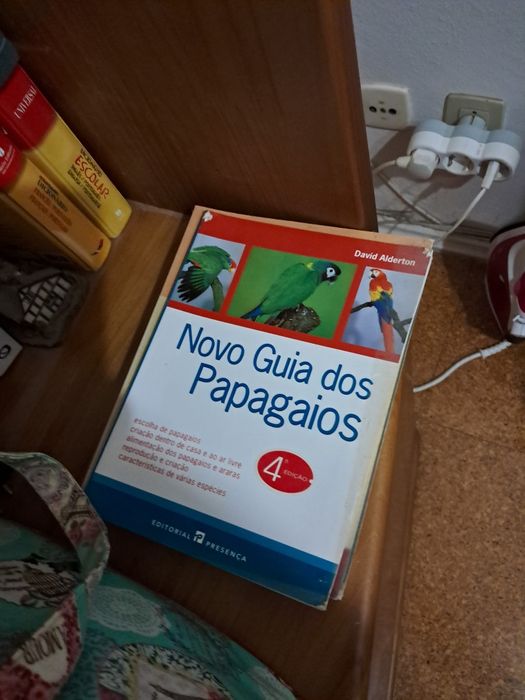 Livros e enciclopédia