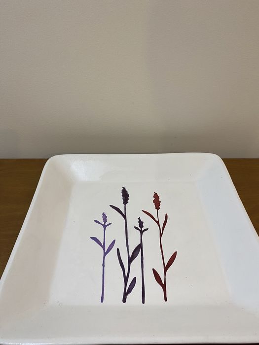 Prato com pormenor floral