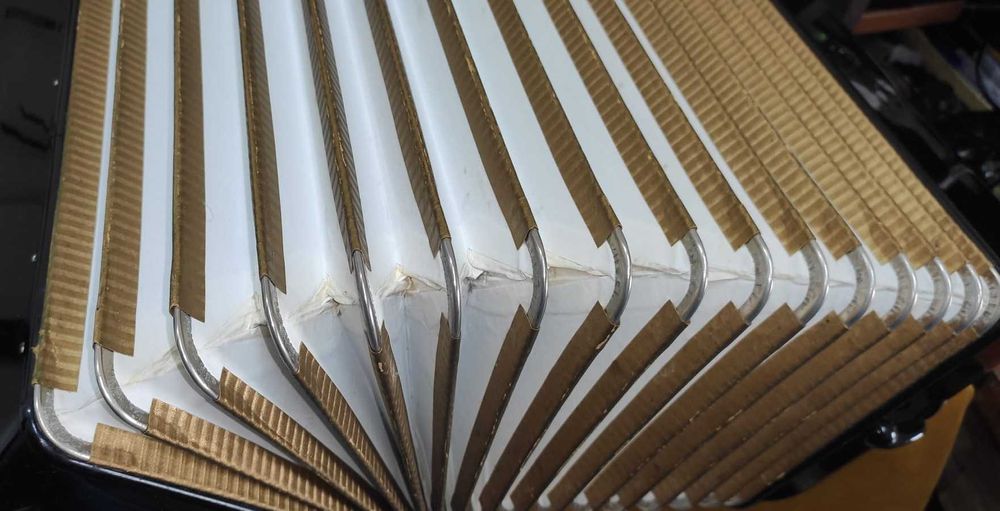 Acordeon Hohner Lucia III P, 3ª voz oitavado, afinaçao seca.