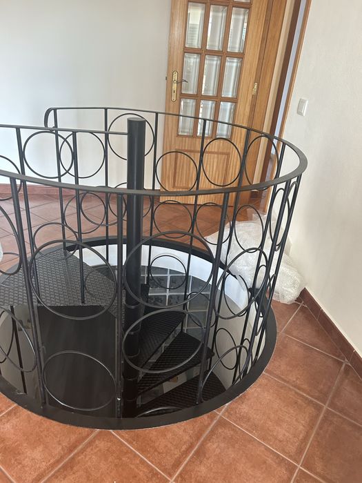 Escada em Caracol em Ferro — 1,6 m de diâmetro, 3 m de altura