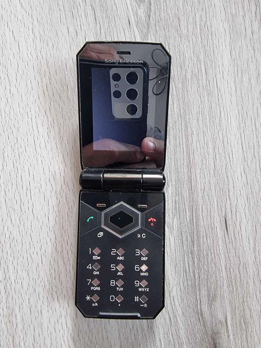ORYGINALNY SPRAWNY Telefon Sony Ericsson F100i Jalou Pudełko Ładowarka