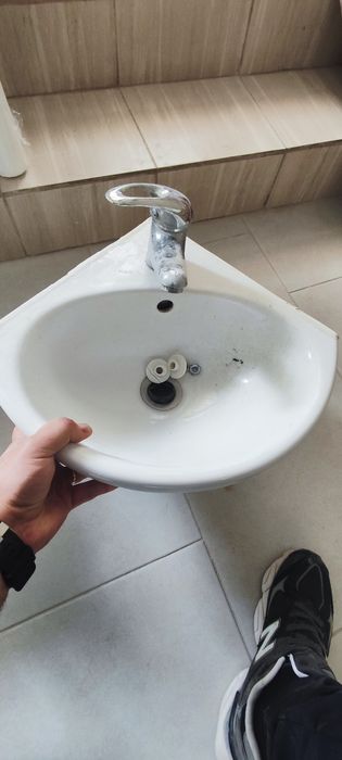 Продам умивальник кутовий