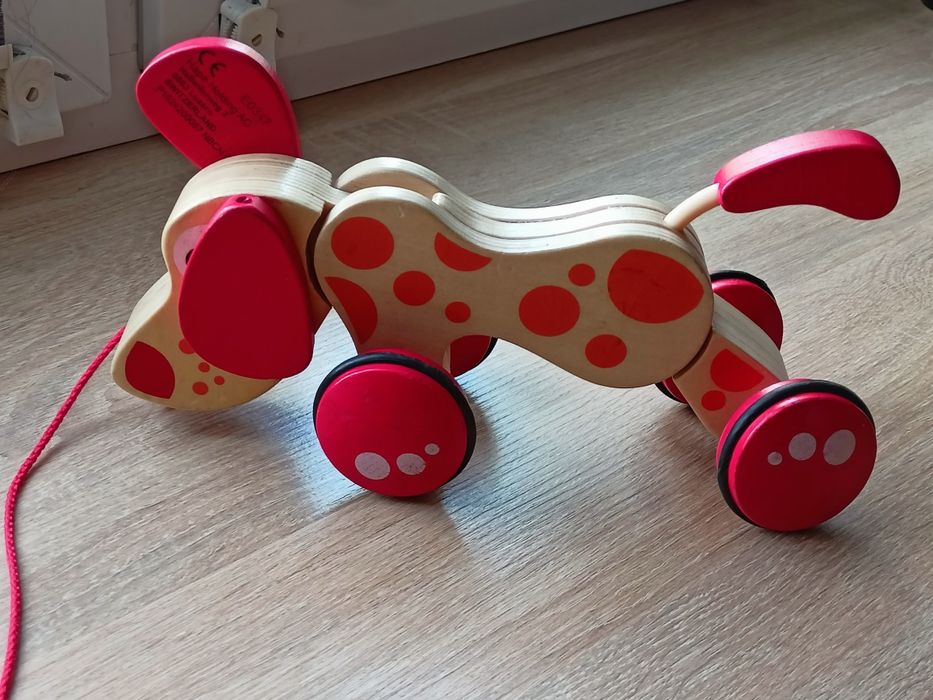 Drewniany piesek machający ogonkiem.