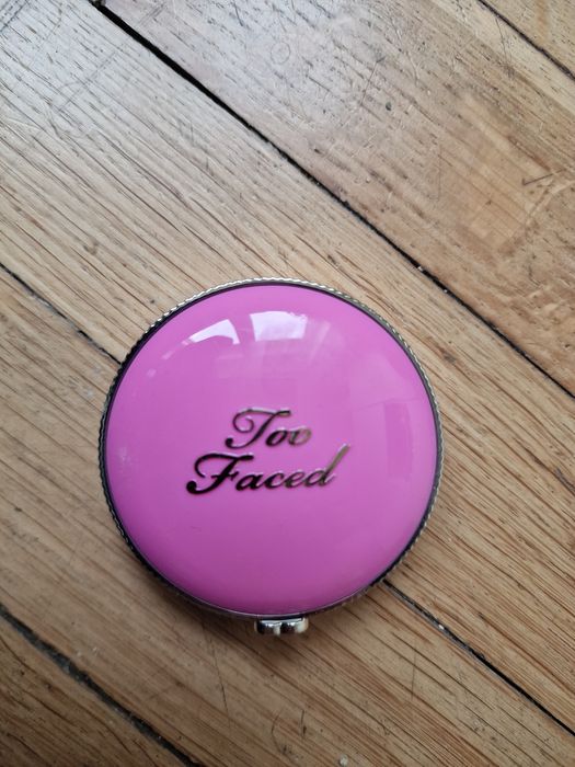 Róż Too Faced Cloud Brush Blush, kolor Super Candy Clouds