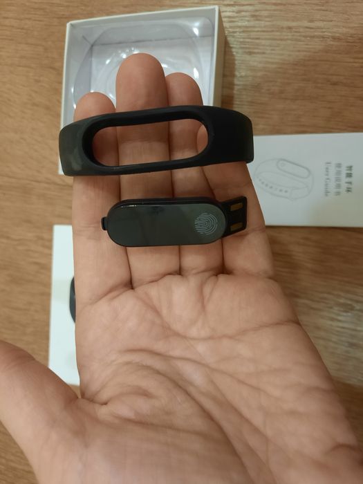 Фитнес браслет, работает