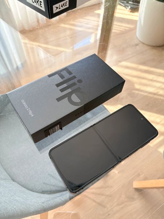 Samsung Galaxy Z Flip 4 - Bom Estado