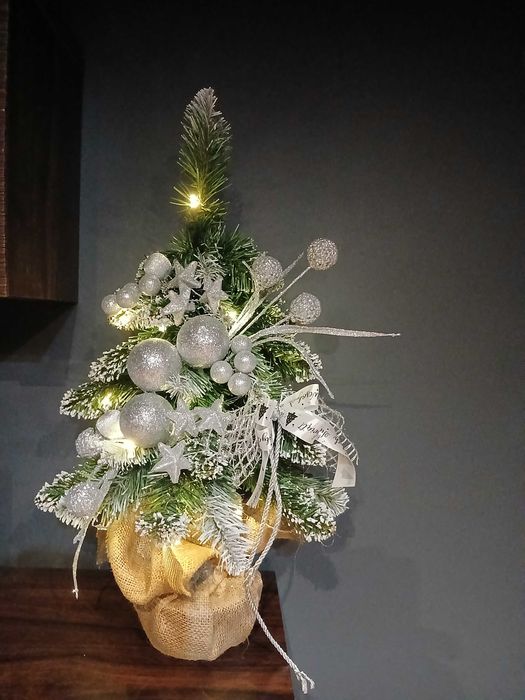 Choinka sztuczna na pniu 70cm z ozdobami i lamkami LED - ubrana