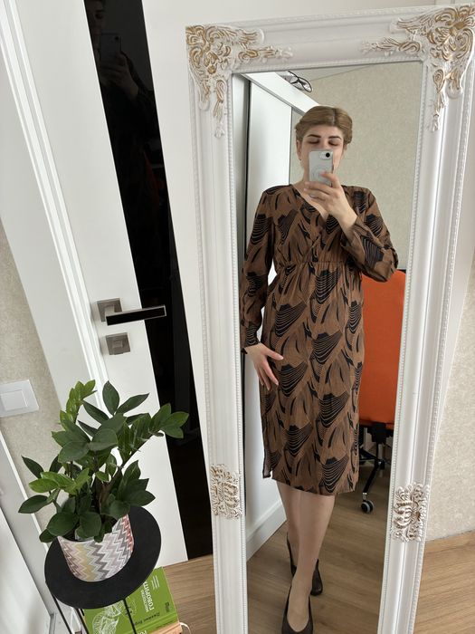 Елегантна міді-сукня з принтом | ідеально сідає по фігурі