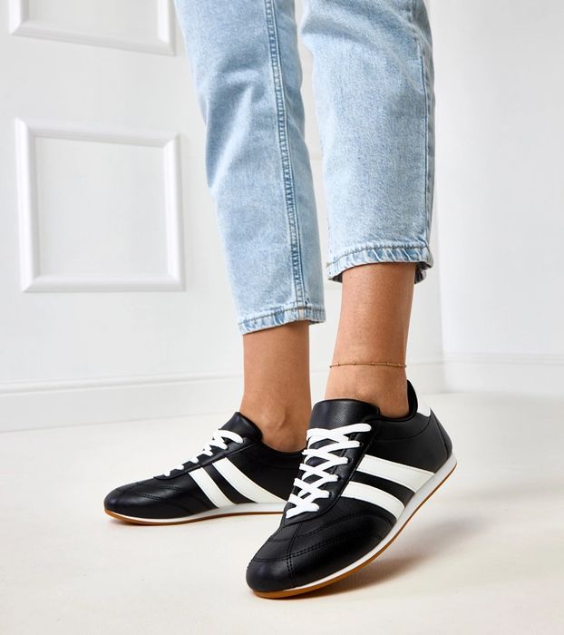Czarne sneakersy typu tenisówki z białą wstawką Mydland
