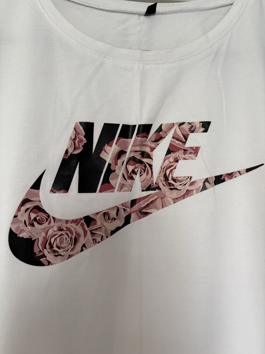 Biała koszulka z kwiatowym logo Nike L