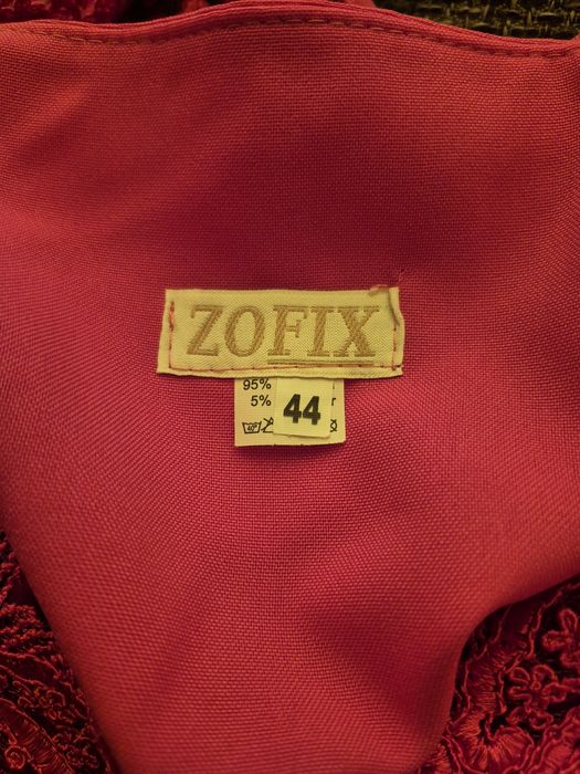 Śliczna, kobieca suknia z koronkami w rozmiarze 44